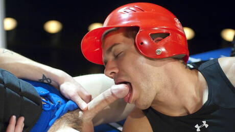 Der nette, harte Kerl Brandon Lewis und der kräftige Johnny Torque ficken sich in den Arsch, nachdem sie einen Schwanz gelutscht haben