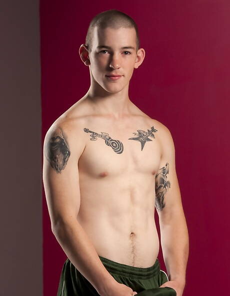 Le dur à cuire Mick Gibson montre un corps parfait