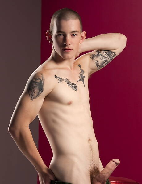 Le dur à cuire Mick Gibson montre un corps parfait