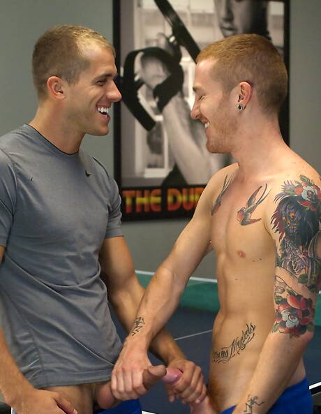 Os esportistas Brandon, Phenix, Kennedy e Gavin chupando pau e transando