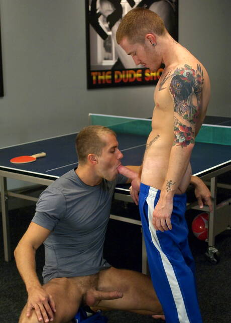 Os esportistas Brandon, Phenix, Kennedy e Gavin chupando pau e transando