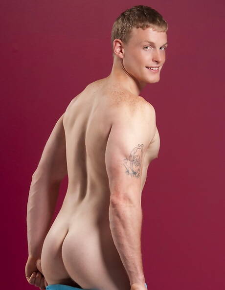 Amerykański kulturysta Brandon Bangs pozuje nago i pokazuje jędrne pośladki