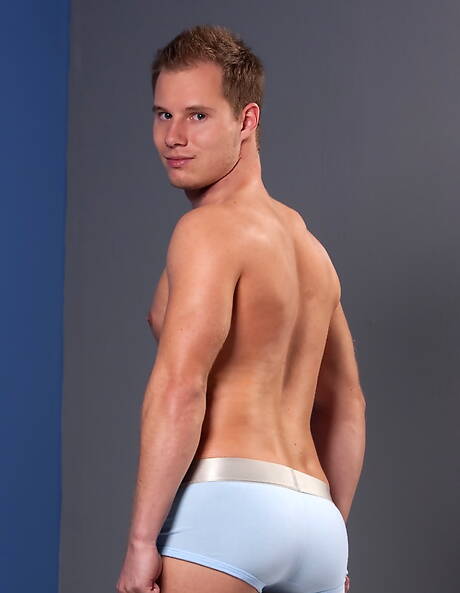 Der amerikanische Kraftprotz Tyler Andrews posiert nackt und zeigt seinen heißen Arsch