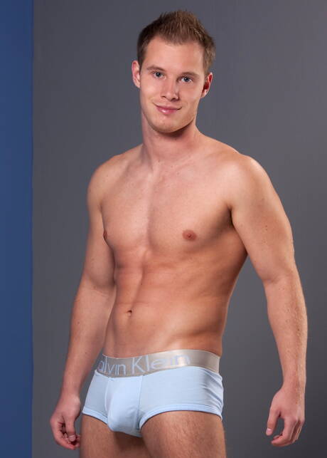 Der amerikanische Kraftprotz Tyler Andrews posiert nackt und zeigt seinen heißen Arsch