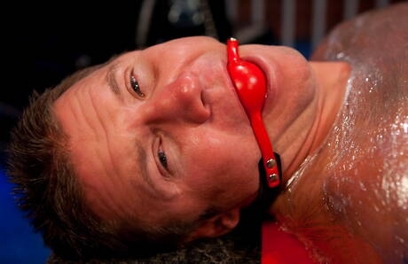 Latynoski muskularny Jimmy Durano i przystojniak Brenn Wyson w gorącej homoseksualnej scenie