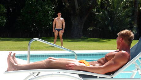 身材魁梧的美國男孩 Gavin Waters 和肌肉發達的 Topher Dimaggio 在泳池邊吸吮雞巴後操屁股