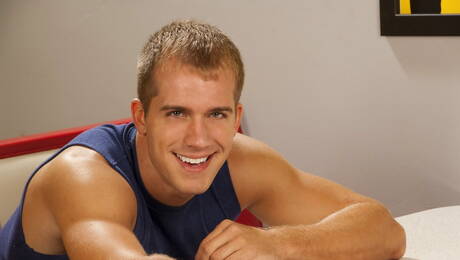 American well-built Brandon Lewis get naked and showing tight ass