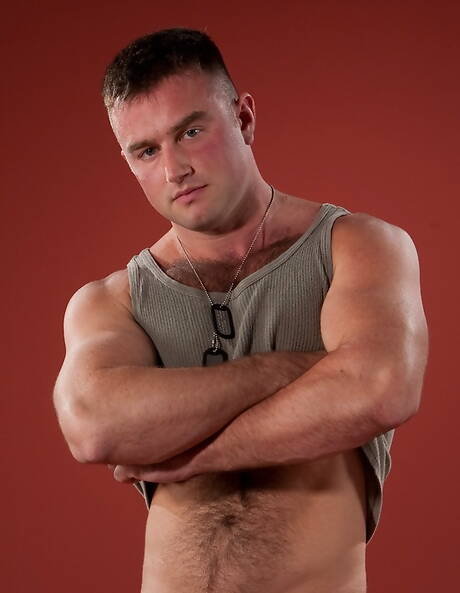 El oso americano Heath Jordan posando desnudo y mostrando su trasero apretado