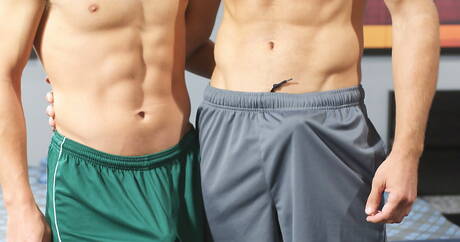 Die amerikanischen Pornostars Brandon Lewis und Tucker Vaughn ficken nach dem Blowjob