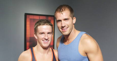 Die amerikanischen Pornostars Brandon Lewis und Tucker Vaughn ficken nach dem Blowjob