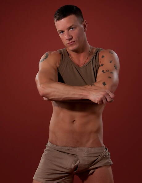 Il muscoloso Adam Knox posa nudo e mostra un bel sedere