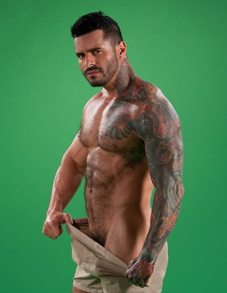 Latynoski mięśniak Alexsander Freitas masturbuje się swoim kutasem