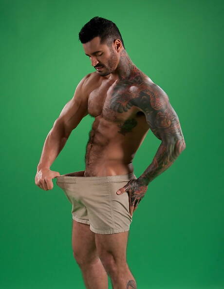 Latino-spierbundel Alexsander Freitas trekt zijn pik af