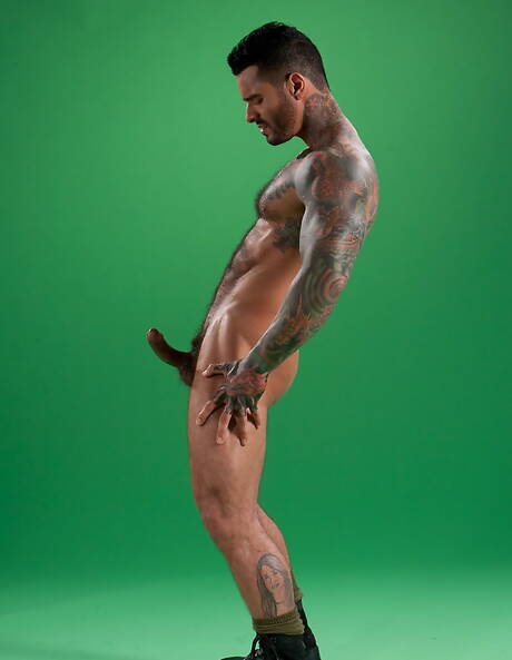 Latino beefcake Alexsander Freitas jerk off his cock