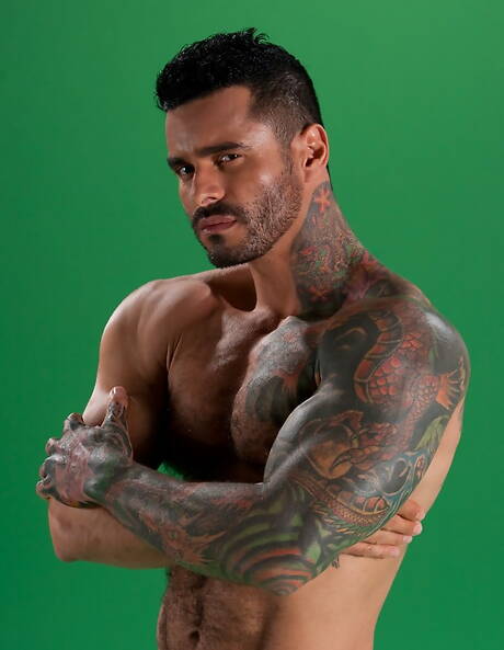 Latynoski mięśniak Alexsander Freitas masturbuje się swoim kutasem