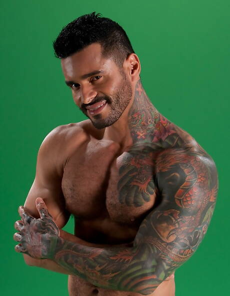 Latynoski mięśniak Alexsander Freitas masturbuje się swoim kutasem