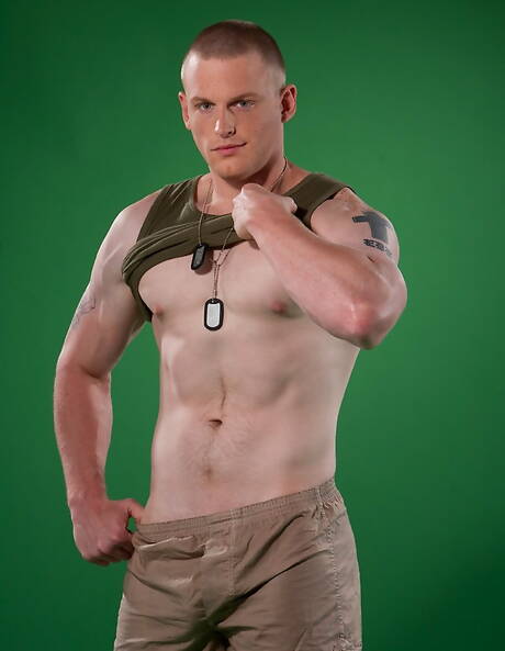 Il muscoloso americano Brandon Bangs si masturba il cazzo