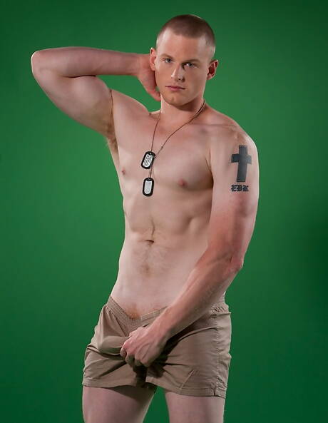 Il muscoloso americano Brandon Bangs si masturba il cazzo