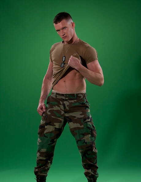 Muskularny Jackson Lawless pozuje nago i pokazuje ładny tyłek