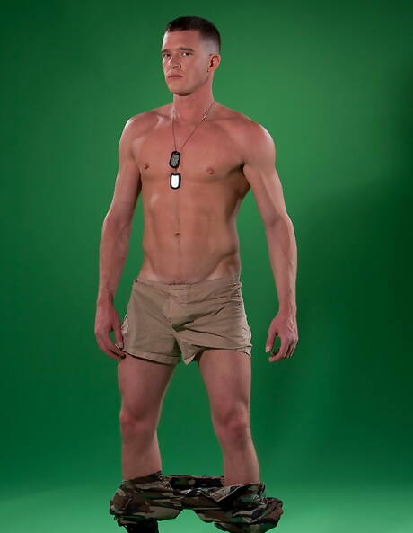 Muskularny Jackson Lawless pozuje nago i pokazuje ładny tyłek