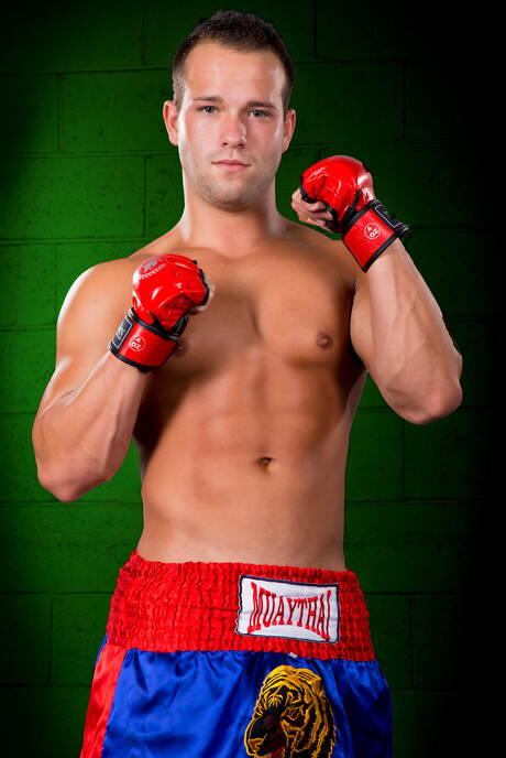 Brytyjski siłacz Luke Adams i amerykański ogier Owen Michaels ruchają się po ssaniu kutasa