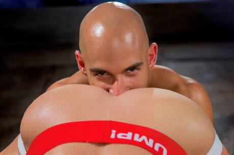 Il muscoloso Johnny V e il super stallone americano Sean Zevran si scopano il culo dopo aver succhiato un cazzo