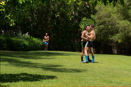 Die sexy Jungs Brandon Jones, Mike De Marko und Dylan Knight haben harten Dreier-Sex im Freien