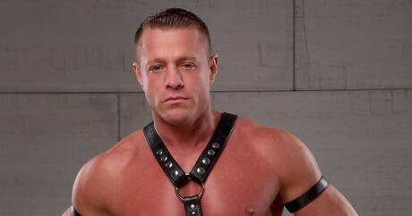 American bull Tyler Saint jerk off his dick