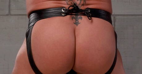 American bull Tyler Saint jerk off his dick