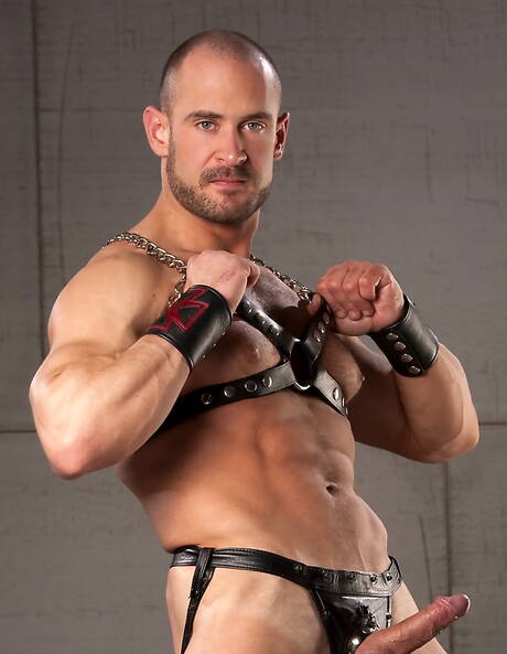 Der reife amerikanische Bär Craig Reynolds neckt seinen Schwanz