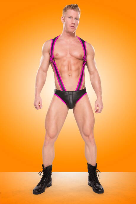 Johnny V e o musculoso Tyson Tyler fazem um bom sexo interracial