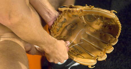 Le dur à cuire américain Brandon Lewis se branle avec un gode