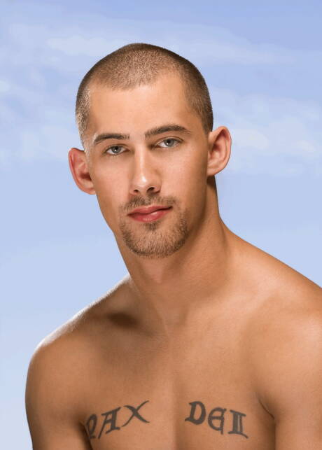 El chico husky de ébano Ethan Wolfe posa desnudo y muestra su culo apretado