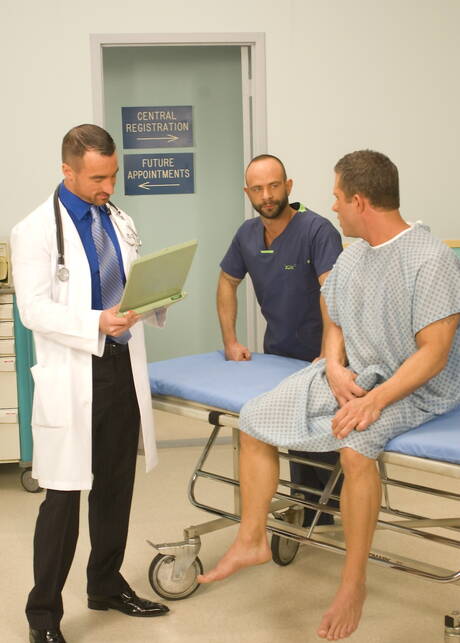 Zwei gut gebaute amerikanische Jungs, Cj Knight und der reife Bär Johnny Gunn, lutschen und vögeln sich gegenseitig