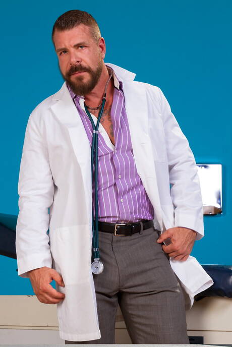 Dois caras americanos bem constituídos, Rocco Steele e o musculoso Colt Rivers, fazem sexo quente