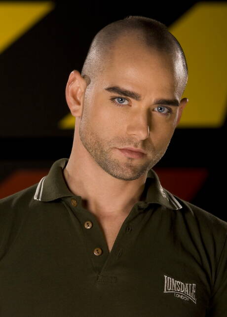 Gorący Enrique Currero rozbiera się i pokazuje ciasny tyłek