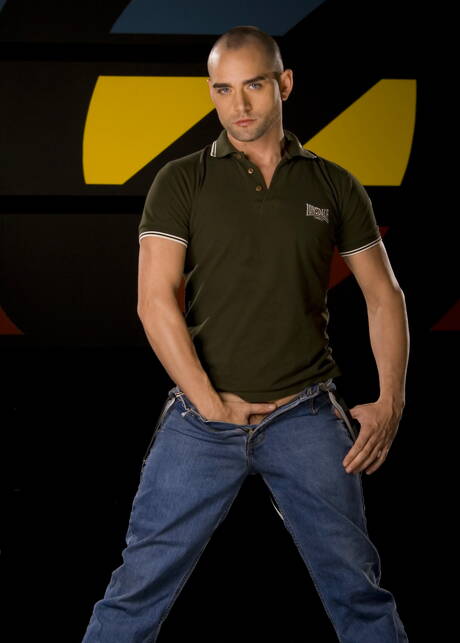 Gorący Enrique Currero rozbiera się i pokazuje ciasny tyłek