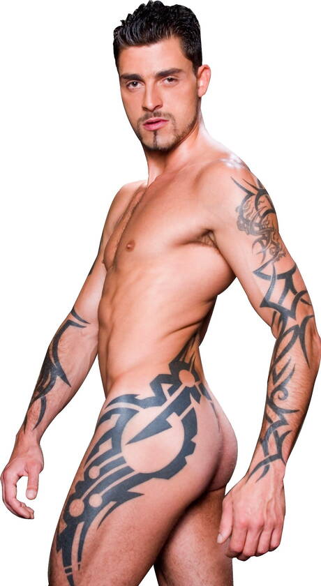 Łaciński silny byk Tamas Eszterhazy rozbiera się i pokazuje ładny tyłek