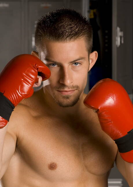 Muscular Mike Roberts (ii) get naked and showing his ass