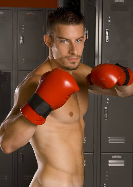 Muscular Mike Roberts (ii) get naked and showing his ass