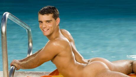 Il muscoloso Cole Ryan si spoglia e mostra il suo bel culo in piscina