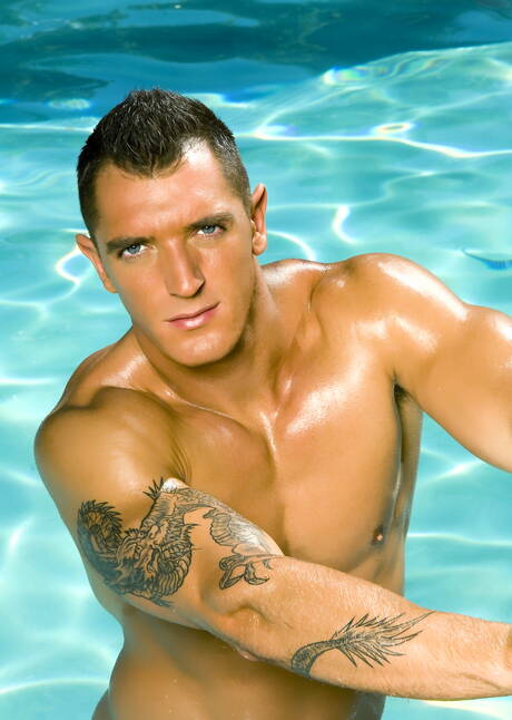 美國健美運動員 Francesco Dmacho 在泳池邊裸體秀出漂亮臀部