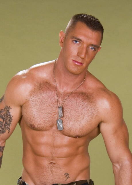 Amerykański muskularny Francesco Dmacho pozuje nago i pokazuje tyłek