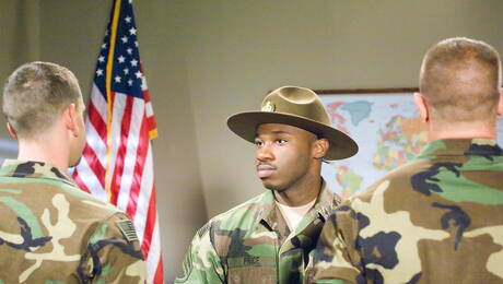 Der amerikanische Bulle Francesco Dmacho wird nach dem Saugen in den Arsch gefickt