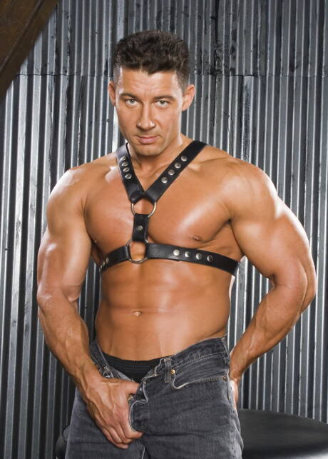 Czeski ogier Robert Van Damme pozuje nago i pokazuje ciasny tyłek
