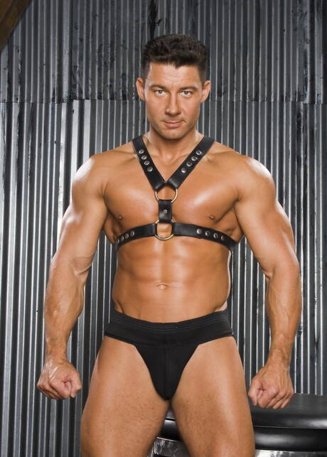 Czeski ogier Robert Van Damme pozuje nago i pokazuje ciasny tyłek