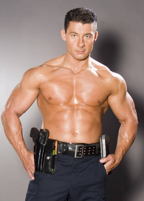 Przystojny Czeski facet Robert Van Damme rozbiera się i pokazuje tyłek