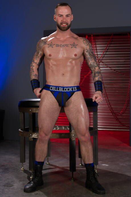 Micah Brandt, un black bien bâti, et Chris Bines, un Américain costaud, baisent un cul interracial après avoir sucé une bite