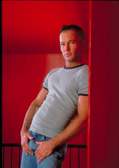 Bull Tag Adams si masturba il cazzo