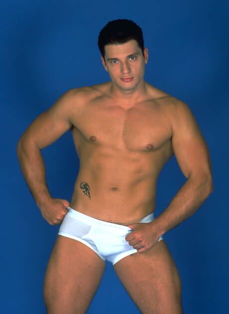 Der muskulöse Filippo Romano posiert nackt und zeigt seinen Hintern
